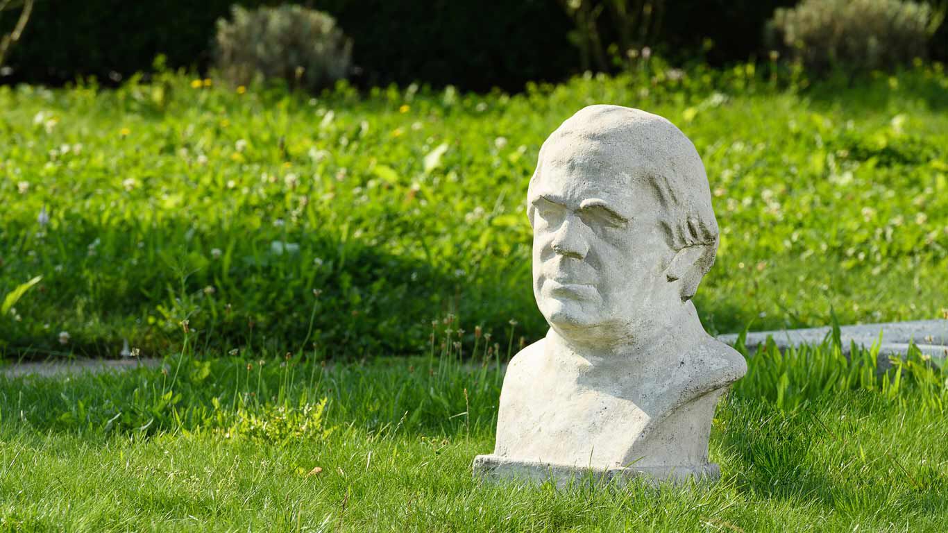 Un buste Kneipp en pierre dans le jardin d'herbes aromatiques au siège principal de Kneipp