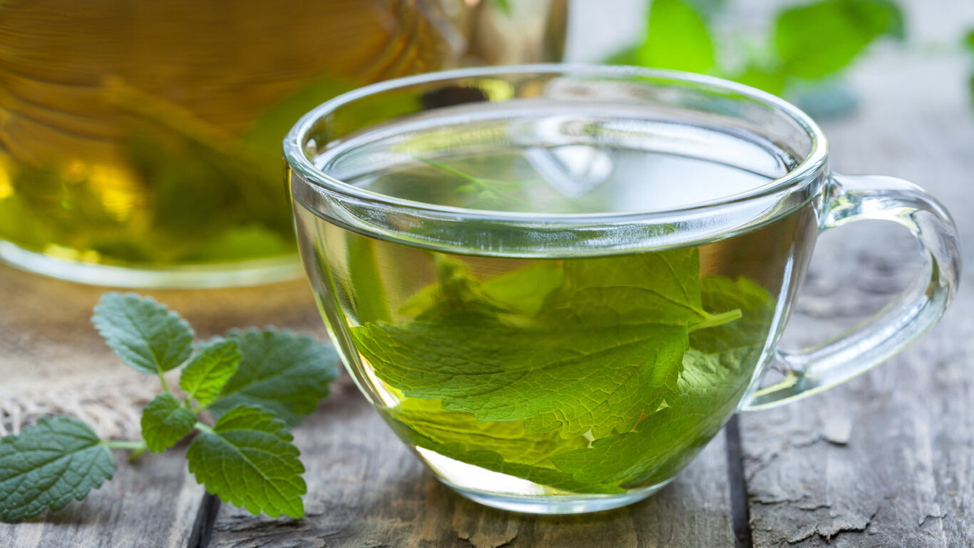 Melisse thee helpt te ontspannen en te kalmeren