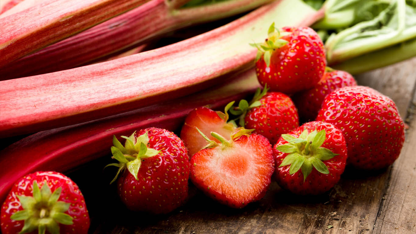 Crumble aux fraises et à la rhubarbe