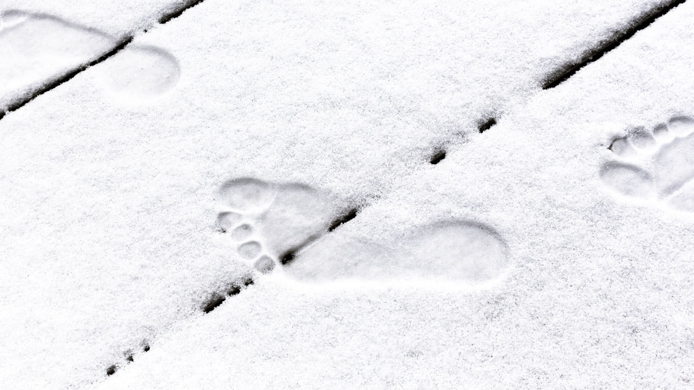 Besneeuwde grond waarop je voetafdrukken kunt maken.