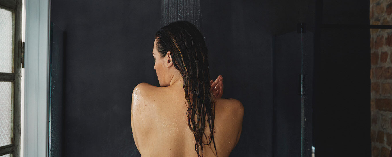 Vue arrière d'une femme sous la douche. 