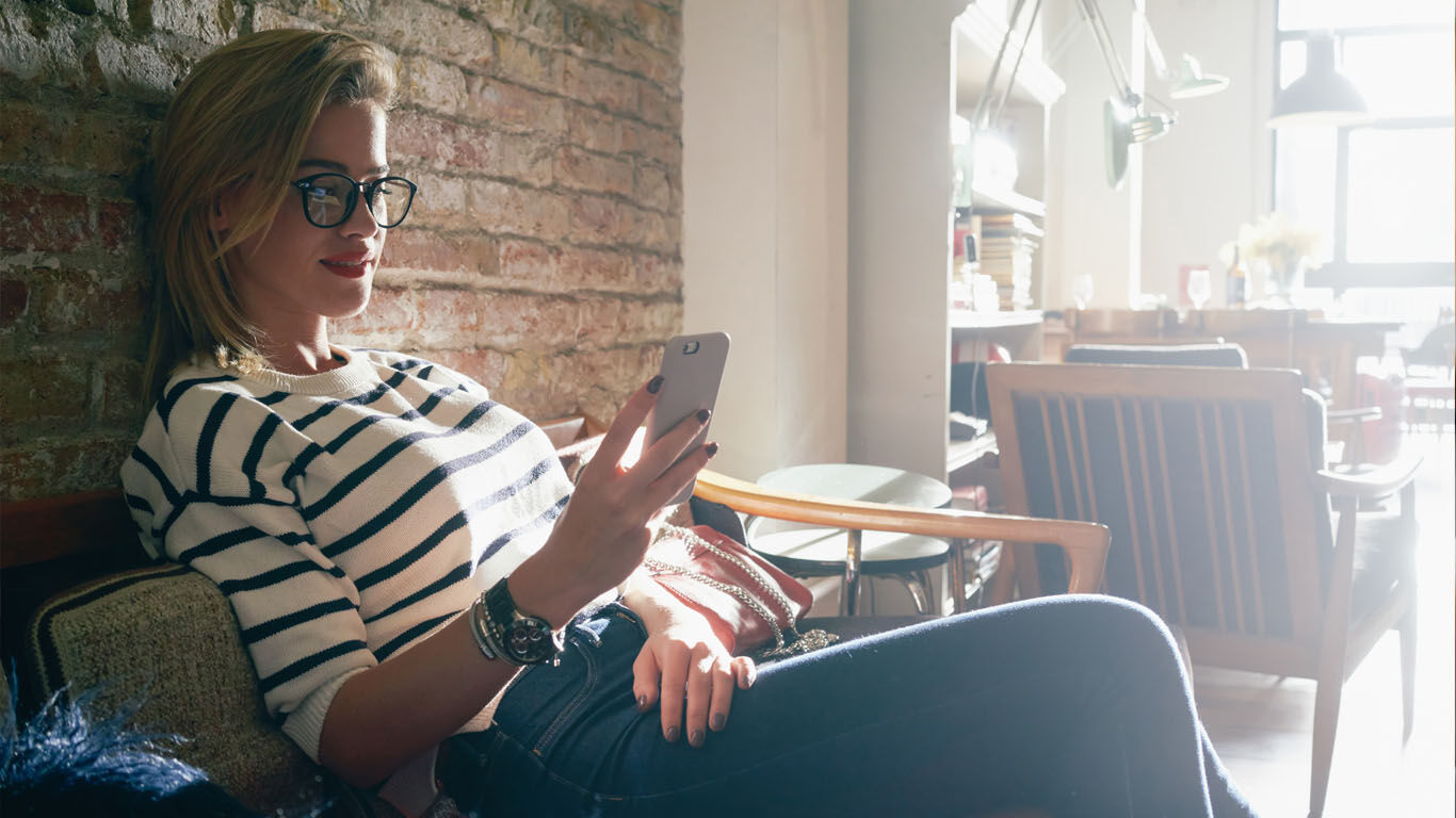 Mobiele telefoon uit tijdens spa-dag thuis