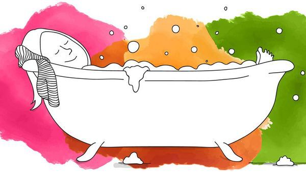 Zwart-witillustratie van een vrouw in bad tegen een kleurrijke achtergrond.