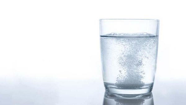verre d'eau avec un comprimé effervescent.