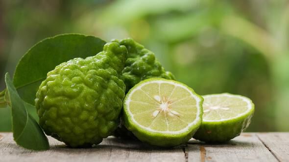 Bergamot en gesneden bergamot op een houten tafel.