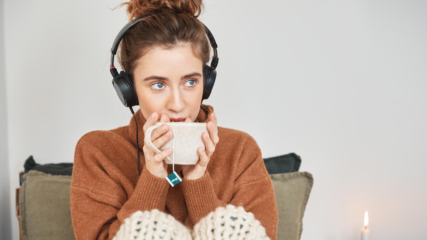 Une jeune femme se détend avec une tasse de thé