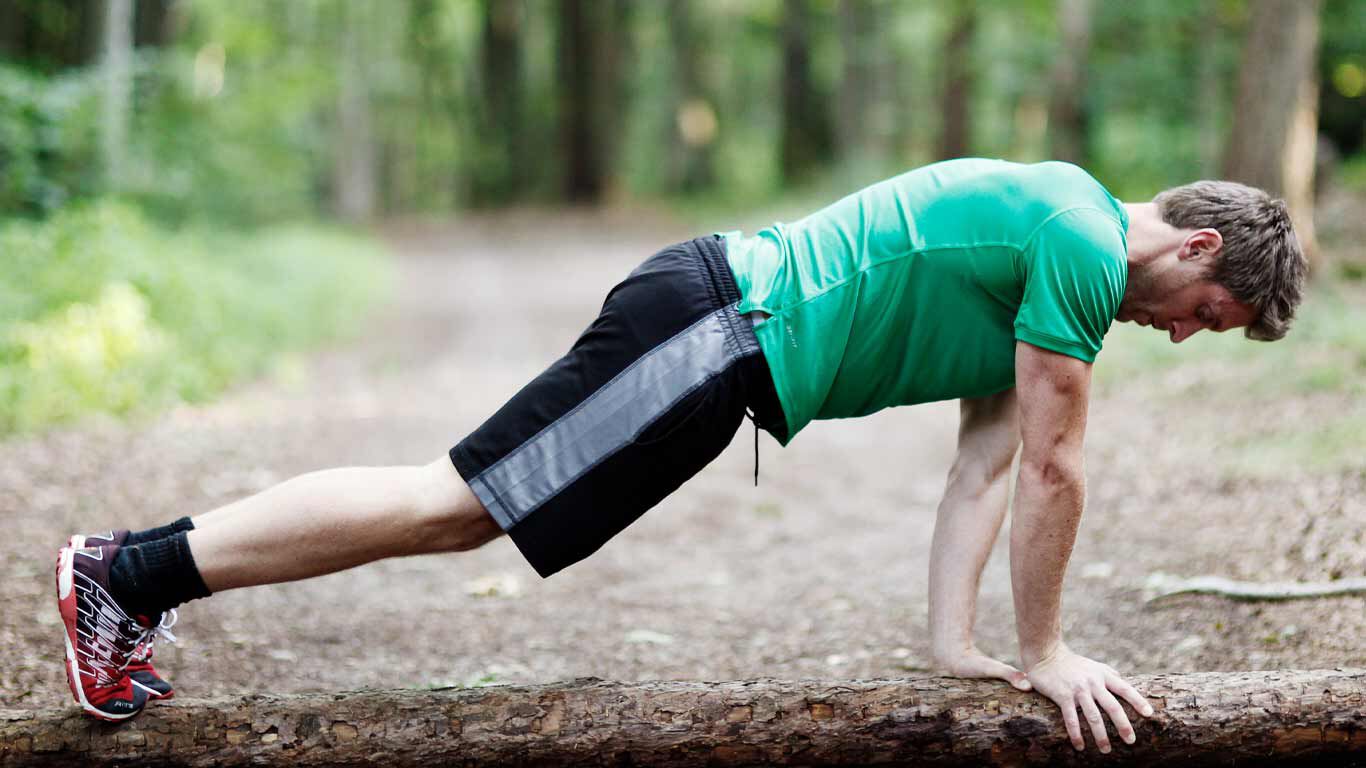 Felix Klemme planken op een boomstam.