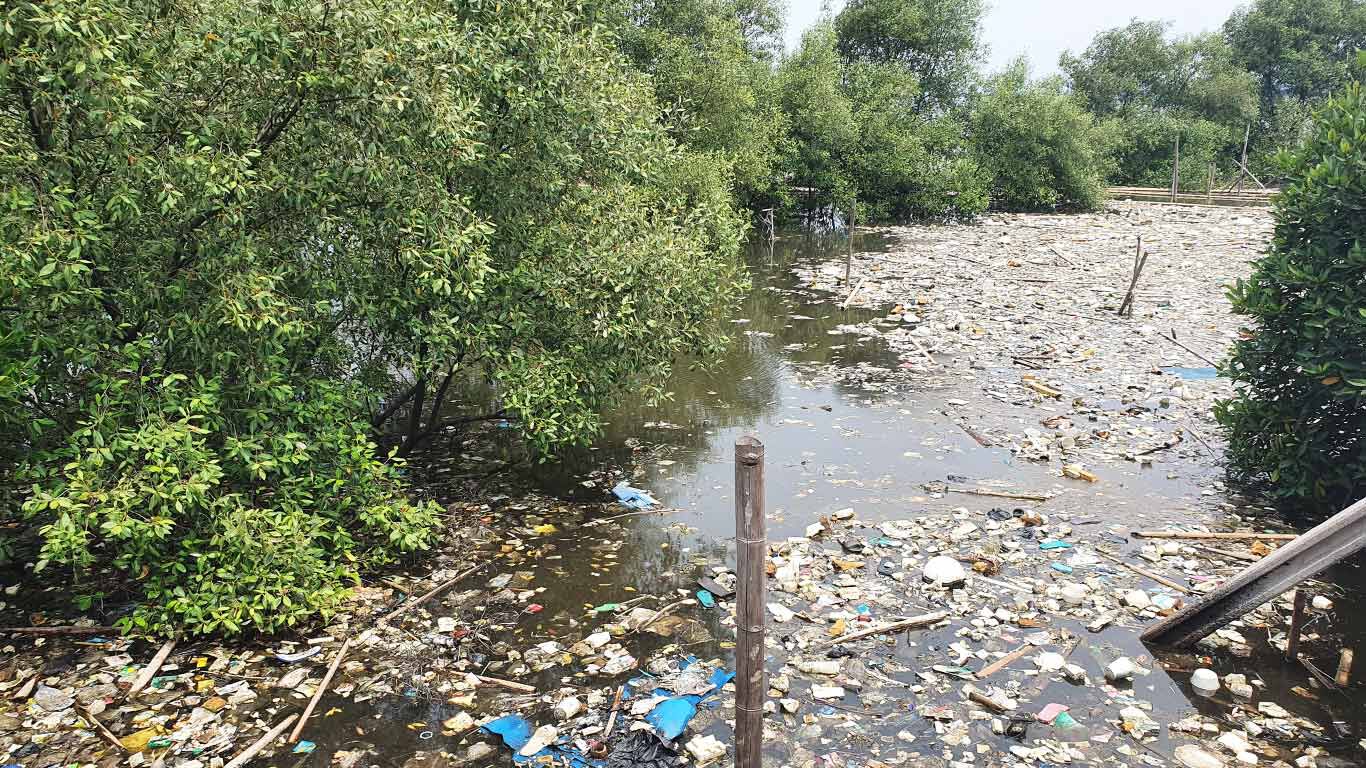 Plastic afval in een Indonesische rivier.