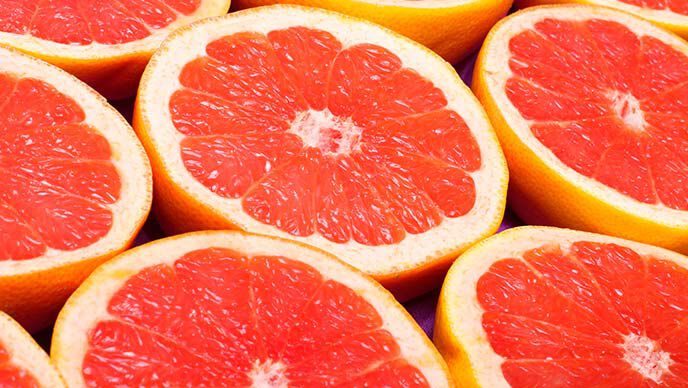 Gesneden grapefruits aan elkaar geregen.