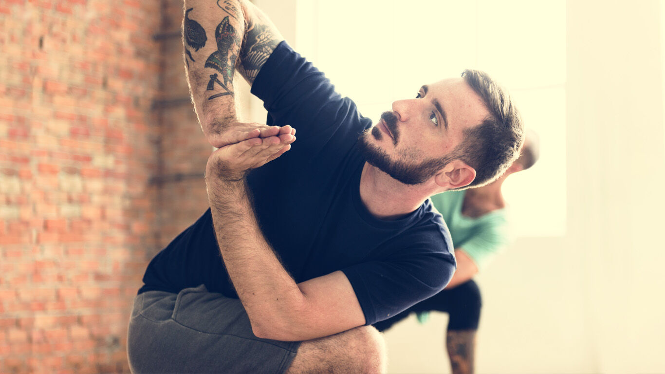 Man die yoga oefeningen doet.