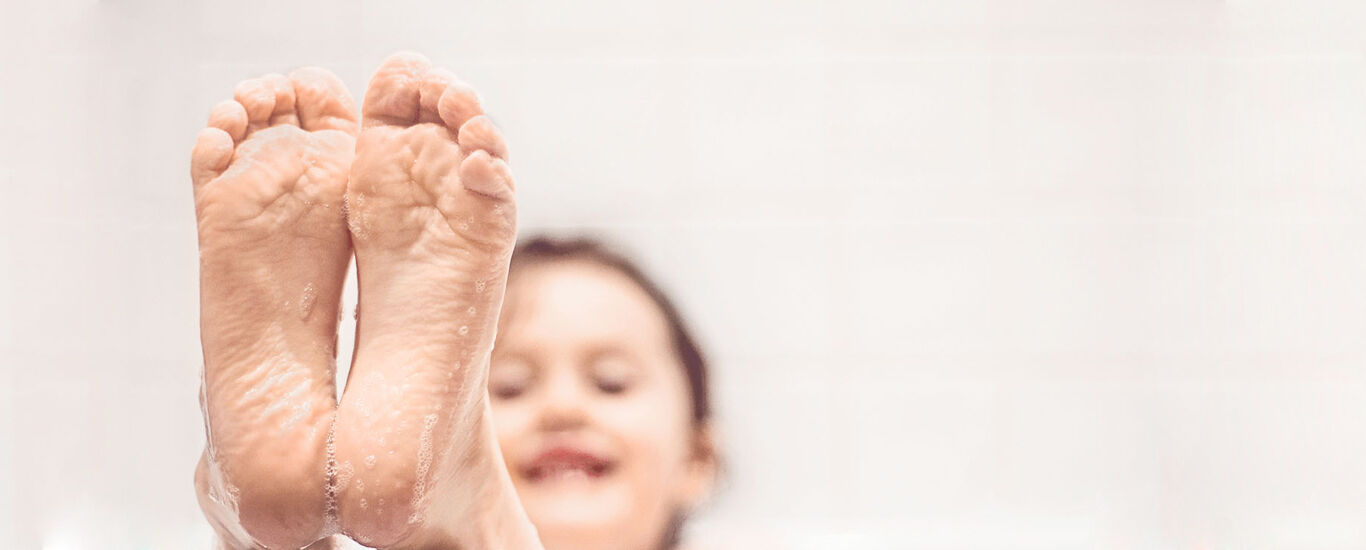 Conseil Kneipp pour le bain : les enfants adorent les jouets de bain.