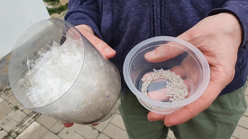 Philipp Keil presenteert plastic pellets in twee verschillende stadia.