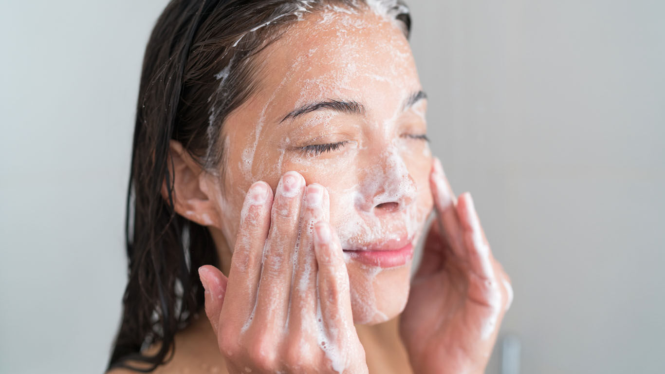 Typische fout bij het douchen: Reiniging van het gezicht met lichaamsverzorgingsproducten