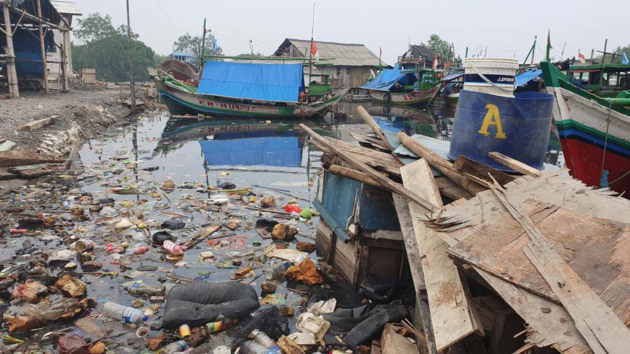 Baaien van de Java Zee vervuild door plastic afval.