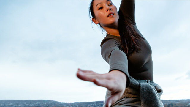 Une femme danse devant la cam&eacute;ra.