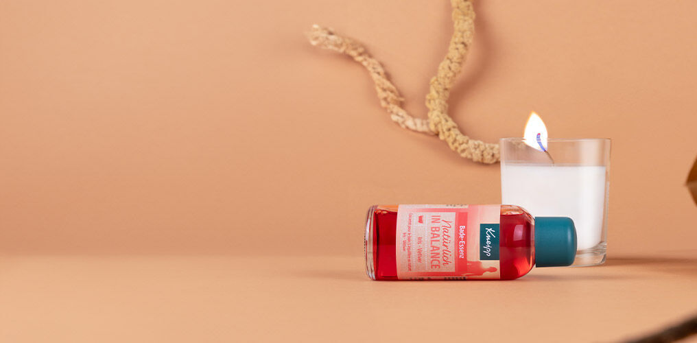 L'essence de bain est posée sur un fond orange, l'étiquette est au centre