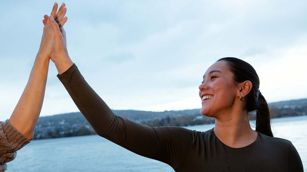 Deux femmes se font un high five.