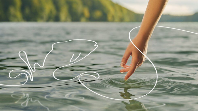 Ingrédients respectueux de l'environnement. La main touche l'eau, d'où jaillit un poisson illustré