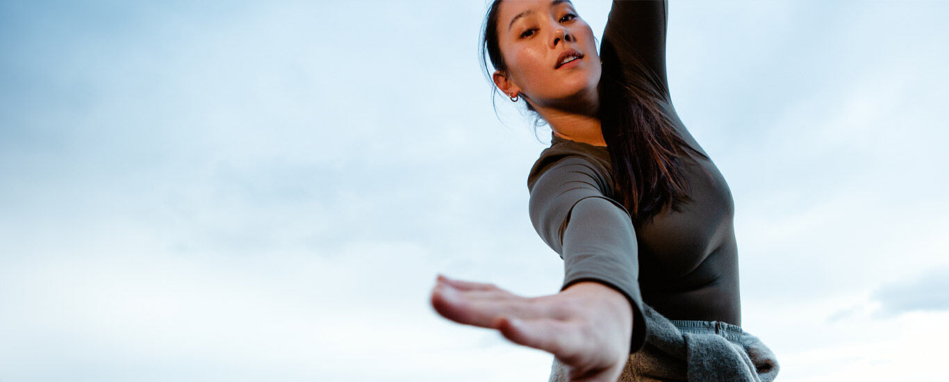 Une femme danse devant la cam&eacute;ra.