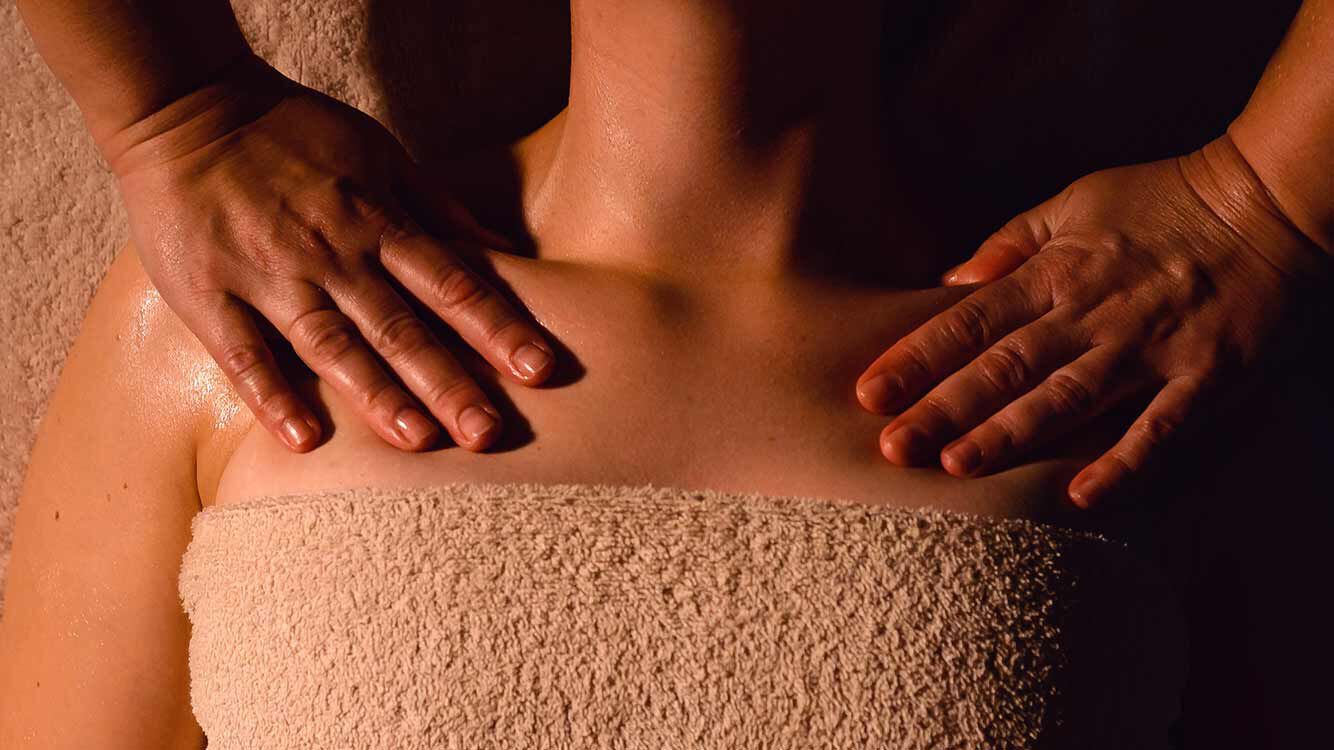 Une femme pendant un drainage lymphatique. 