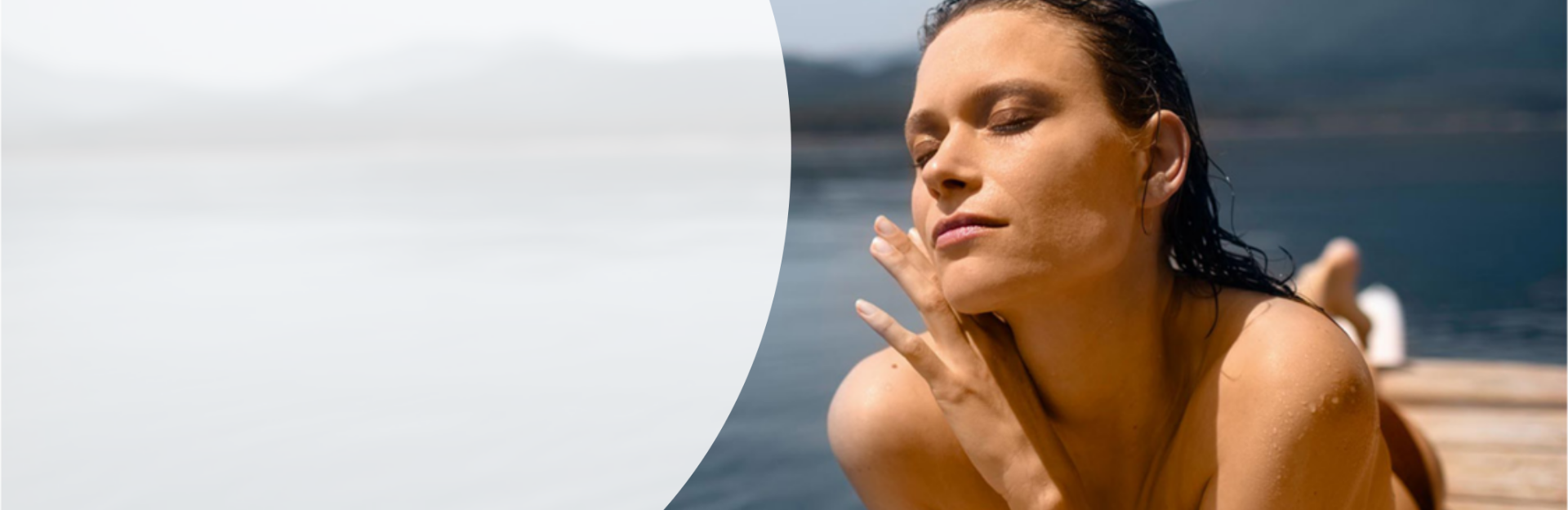 Vrouw in douche met baddoek