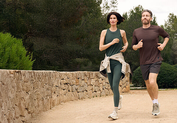 Pärchen, Mann und Frau, joggen nebeneinander.