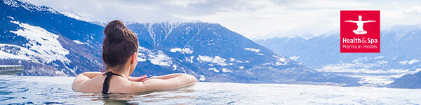 Frau im Pool mit Blick auf Berge
