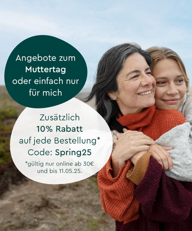 Zwei Frauen umarmen sich.