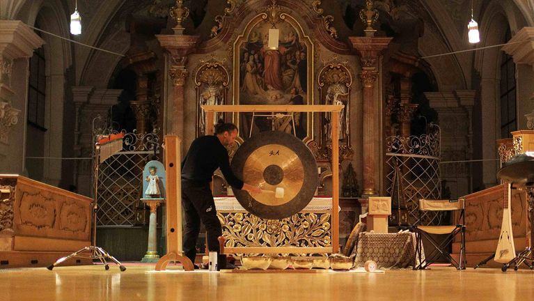 Meditation mit Klangschalen im Kloster