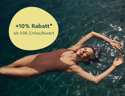 Frau schwimmt im Meer