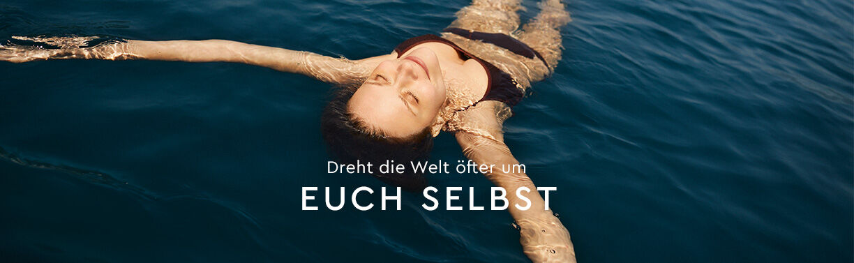 Frau treibt auf dem Rücken im Wasser