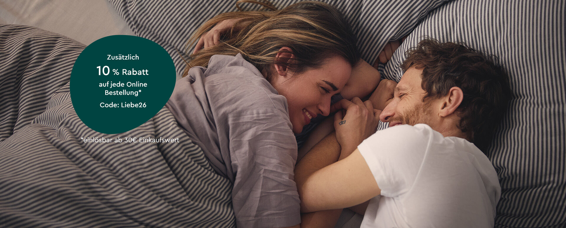 P&auml;rchen kuschelt im Bett.