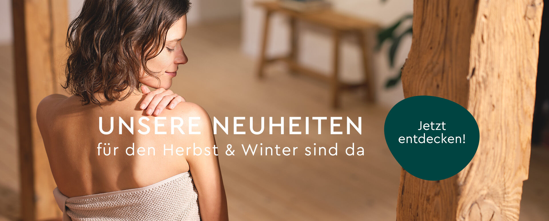 Frau im Handtuch sitzt auf der Treppe