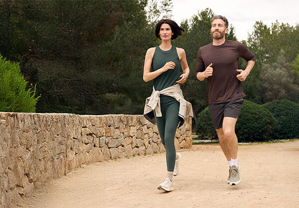 Ein Pärchen joggt nebeneinander.