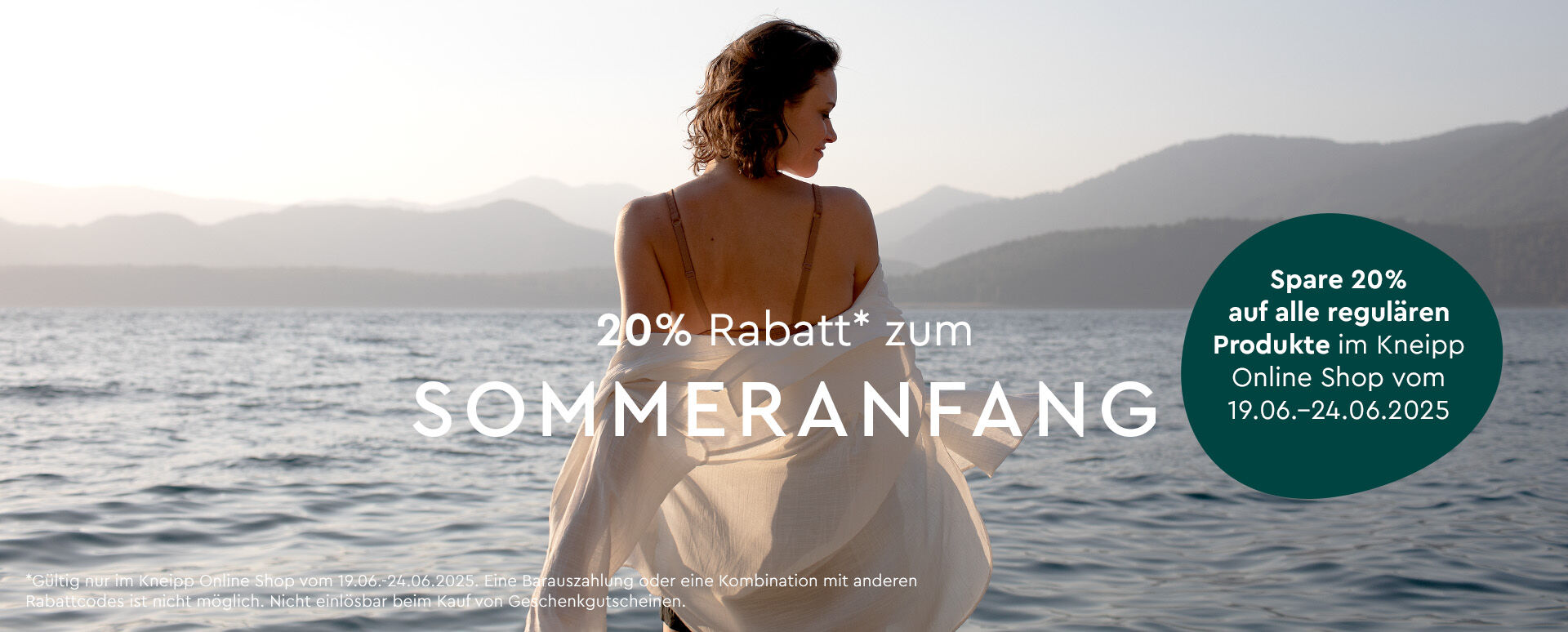 Sommeranfang. Frau steht im sommerlichen Badeoutfit am Meer.