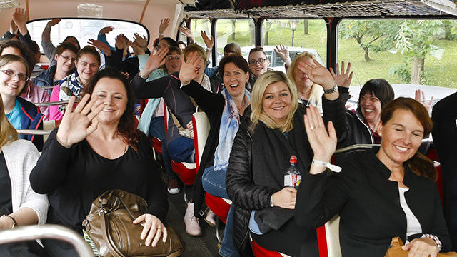 frauen-in-bus-winken