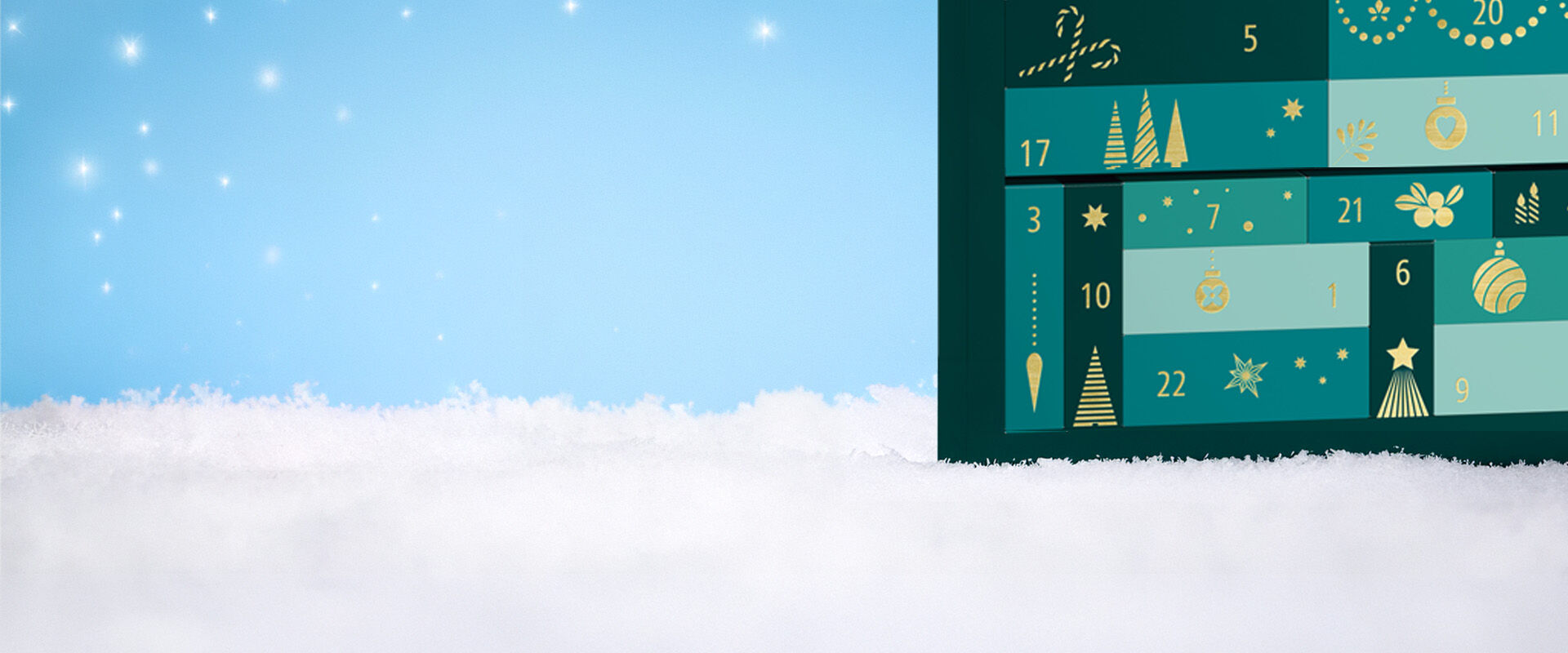 Adventskalender angeschnitten im Schnee.