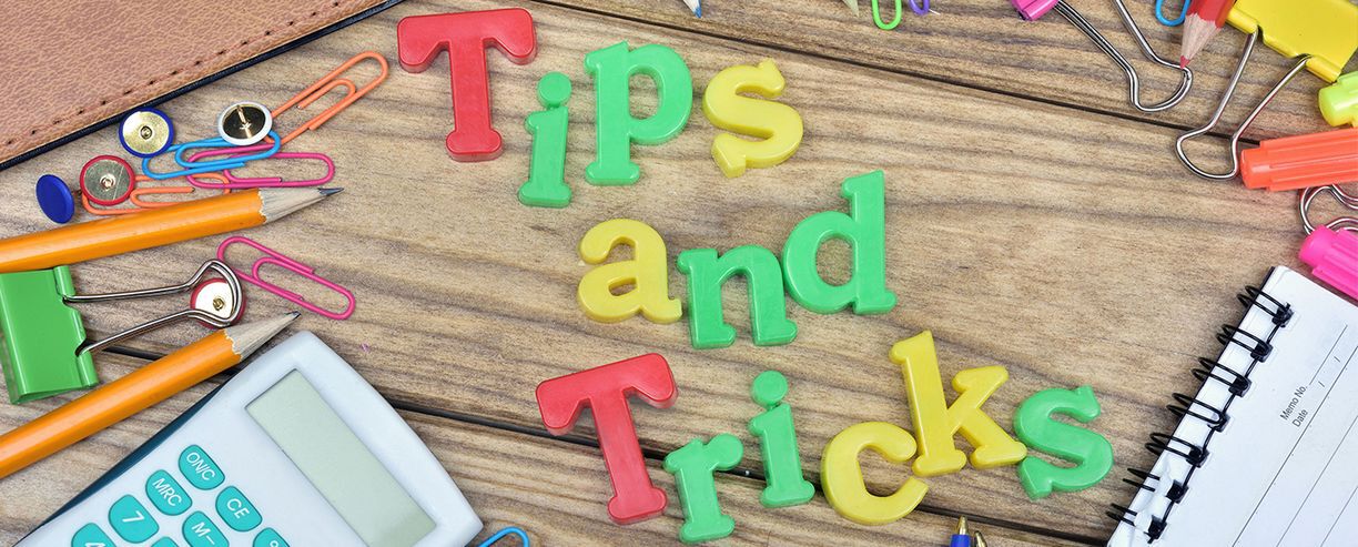"Tips and Tricks" als bunte Magnetbuchstaben. 