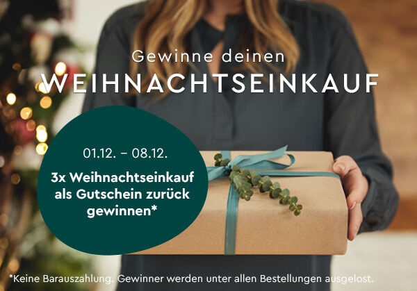 Frau hält ein Geschenk