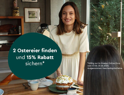 Frau steht am Esstisch.