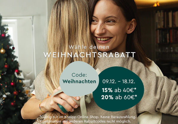 Zwei Frauen umarmen sich mit einem Geschenk