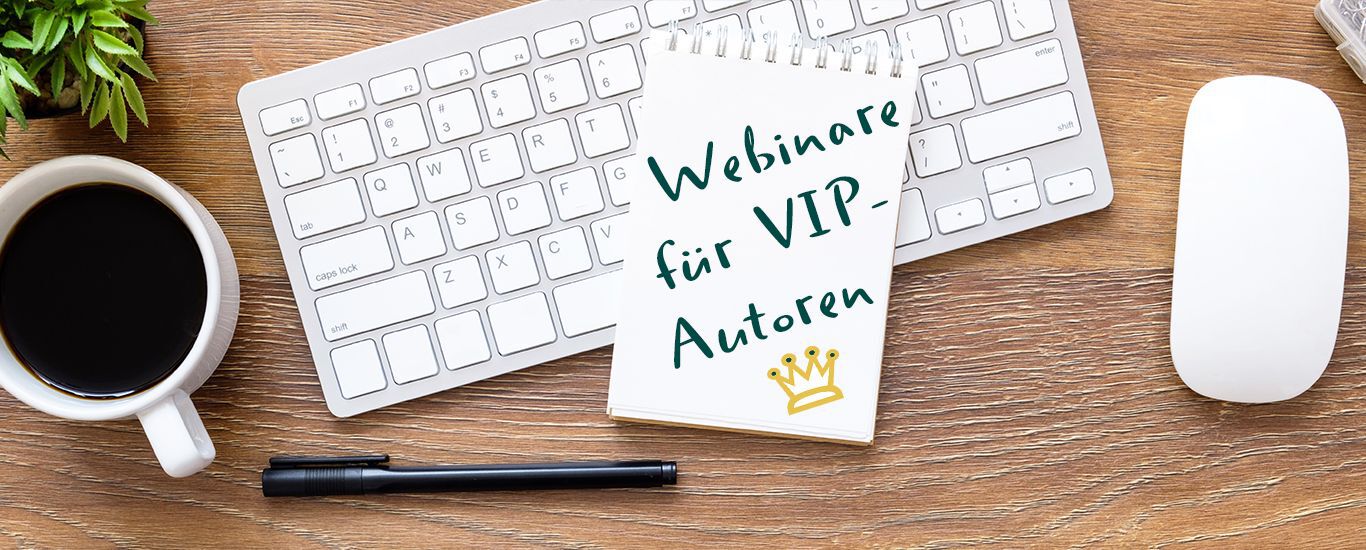 Notizbuch mit der Aufschrift "Webinare für VIP-Autoren" liegt auf einer Computertastatur, daneben Computermaus und eine Tasse Kaffee.