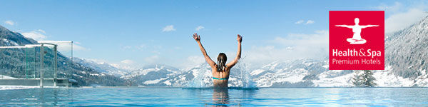 Frau im Pool mit Blick auf Berge