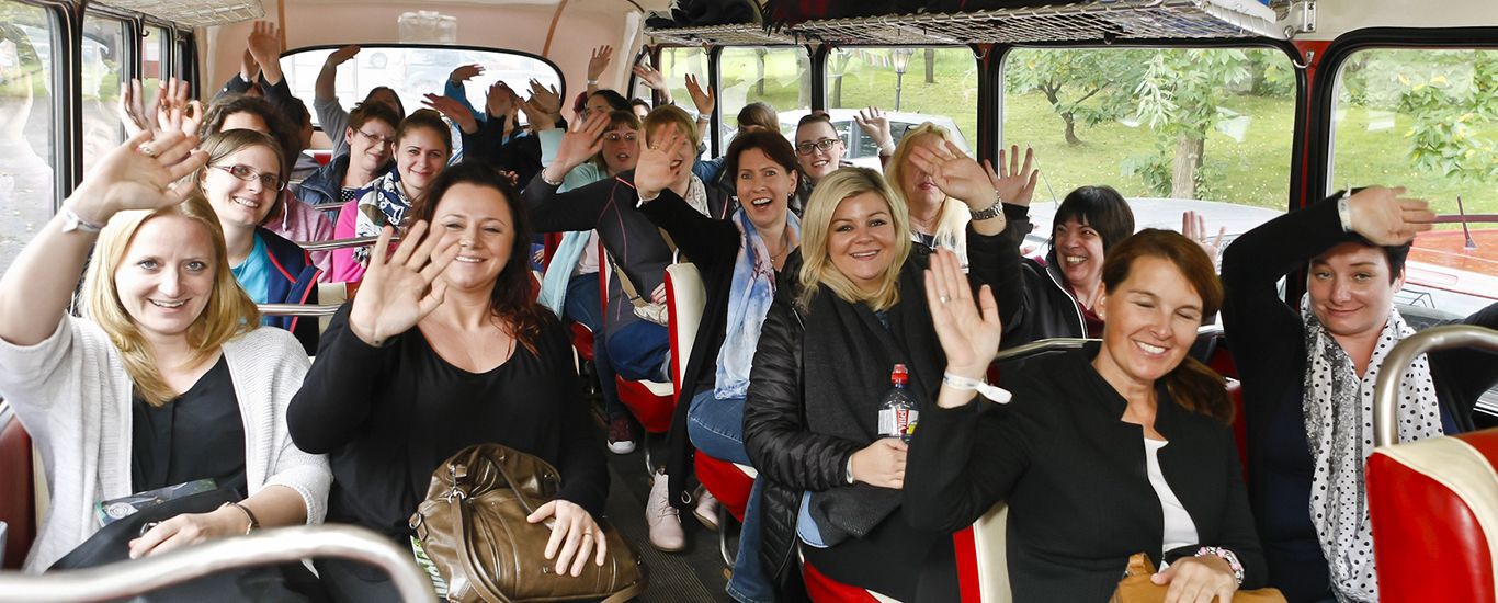 frauen-in-bus-winken