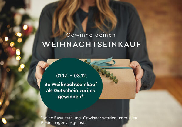 Frau hält ein Geschenk