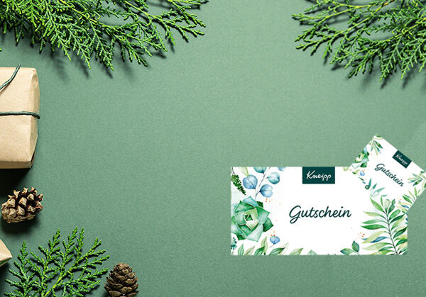 Abbildung des Kneipp Geschenkgutscheines auf weihnachtlichem Hintergrund