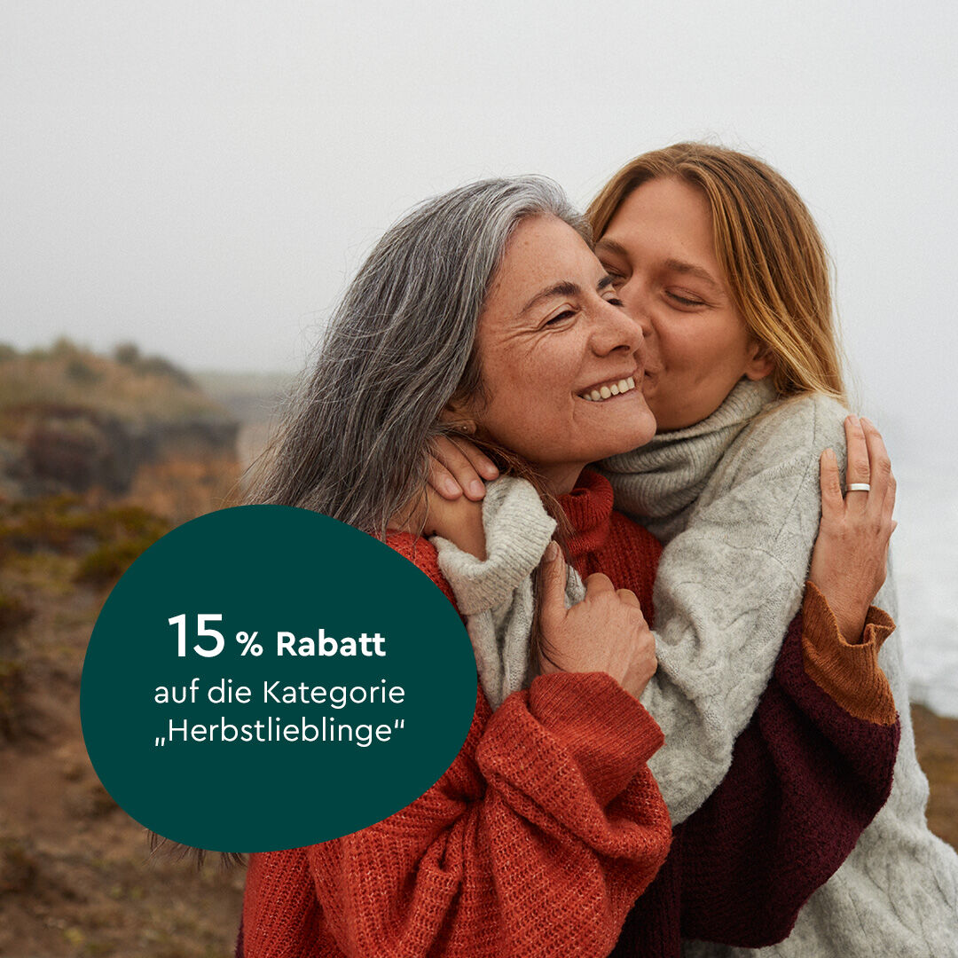 Zwei Frauen umarmen sich