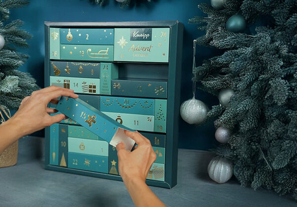 Adventskalender steht auf dem Tisch.