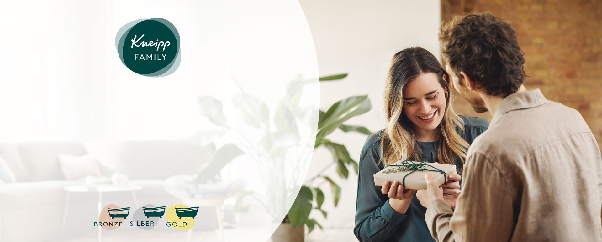Kneipp Family Logo, Mann überreicht Frau ein Geschenk.