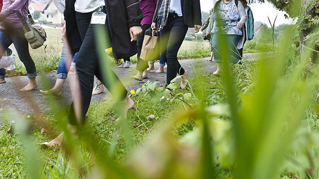 Kneipp Blogger laufen barfuß